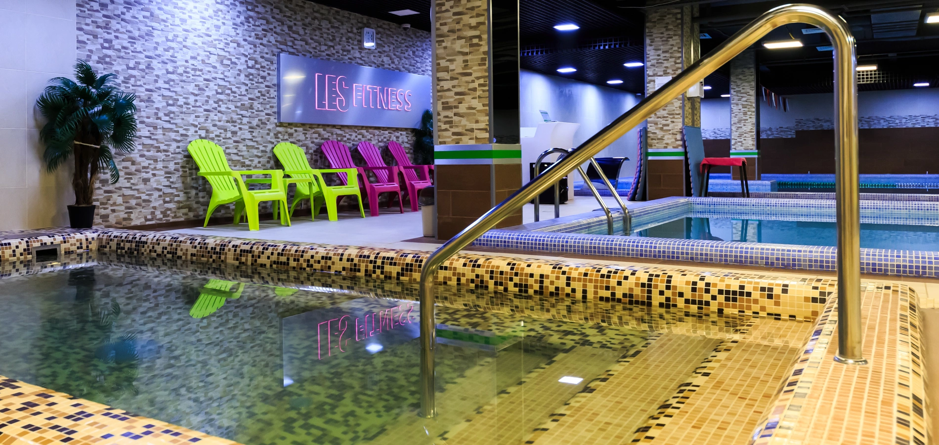 Зона отдыха у бассейна LES Fitness